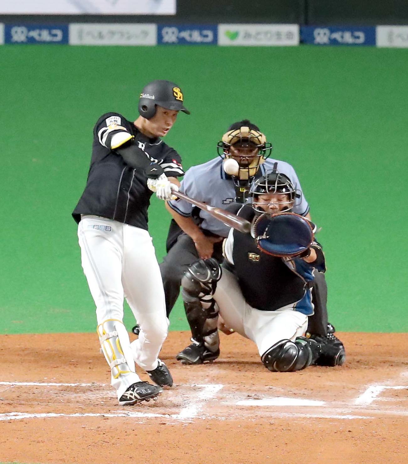 日本ハム対ソフトバンク　6回表ソフトバンク2死二塁、上林は中前適時打を放つ（撮影・佐藤翔太）
