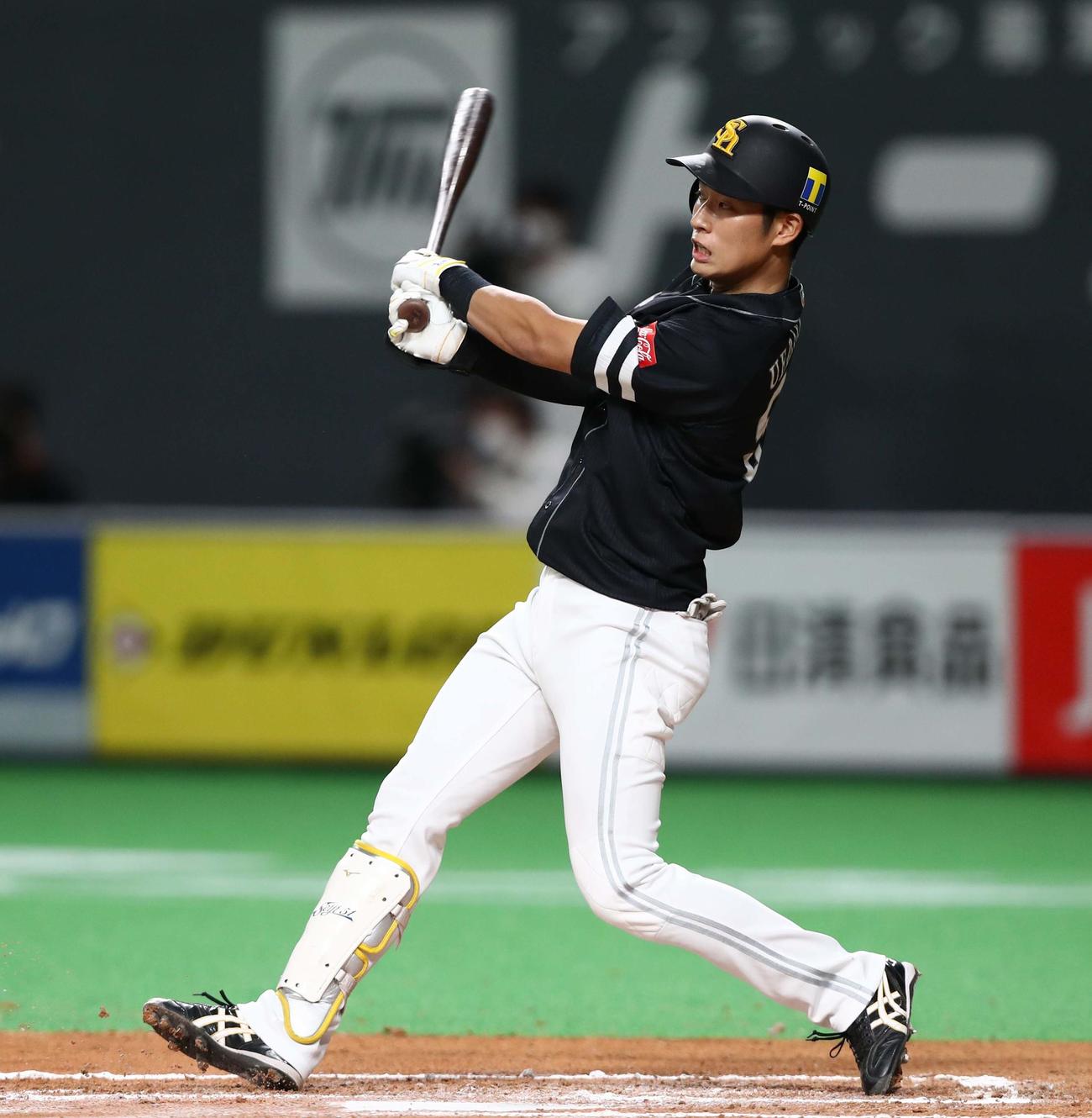 日本ハム対ソフトバンク　6回表ソフトバンク2死二塁、中前適時打を放つ上林（撮影・黒川智章）