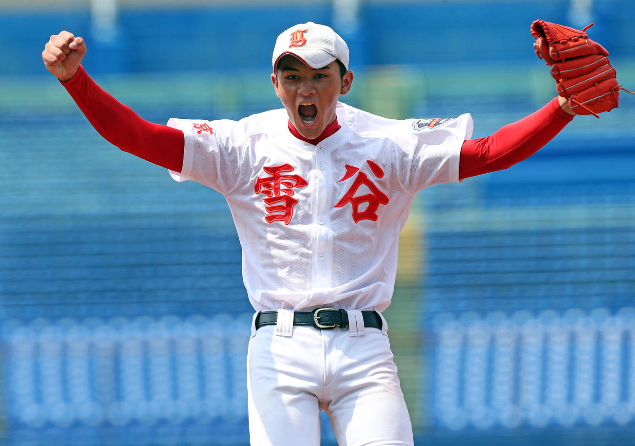 14年7月、夏の甲子園東東京大会の城北戦で勝利しガッツポーズする雪谷・鈴木
