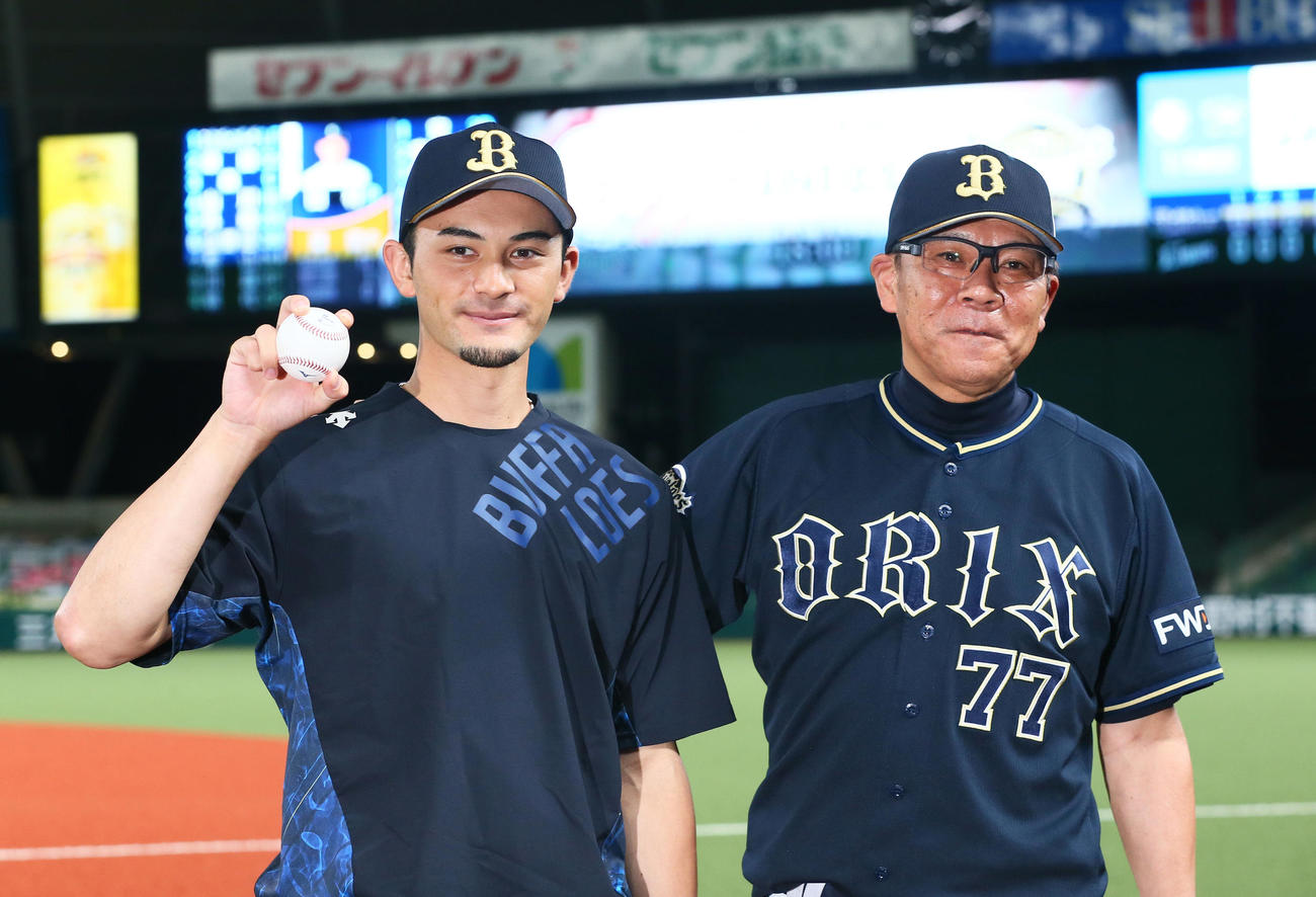 西武対オリックス　オリックス鈴木（左）はプロ初勝利球を手に笑顔を見せる。右は西村監督（撮影・足立雅史）