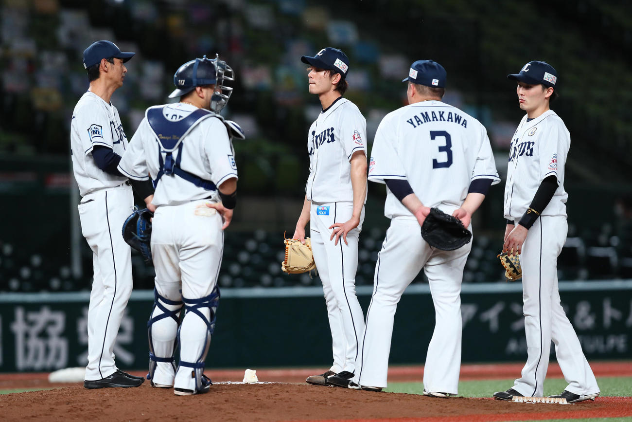 西武対オリックス　6回途中でマウンドを降りる西武今井（中央）（撮影・足立雅史）