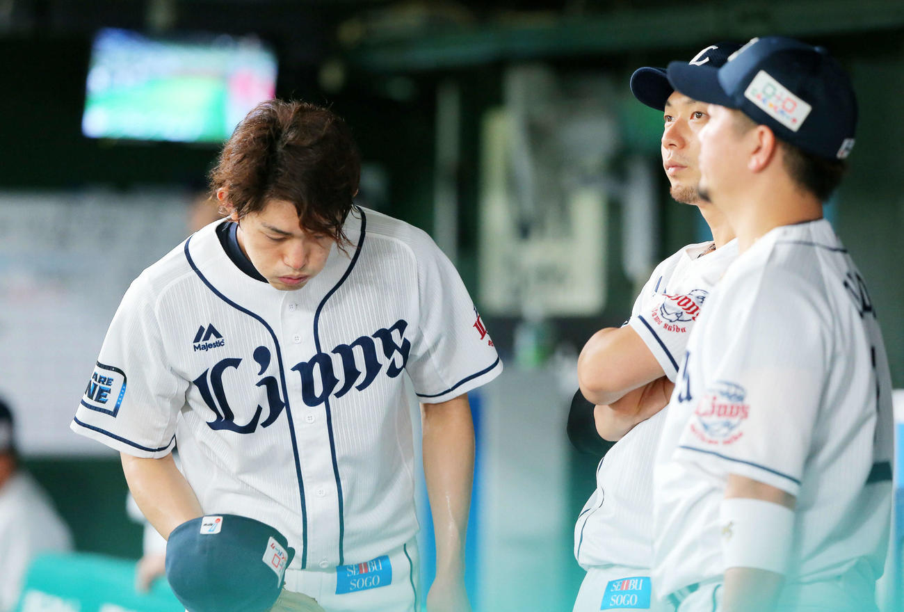 西武対オリックス　6回表オリックス1死一、二塁、宮川と投手交代し、うつむきベンチへ下がる今井（撮影・河田真司）