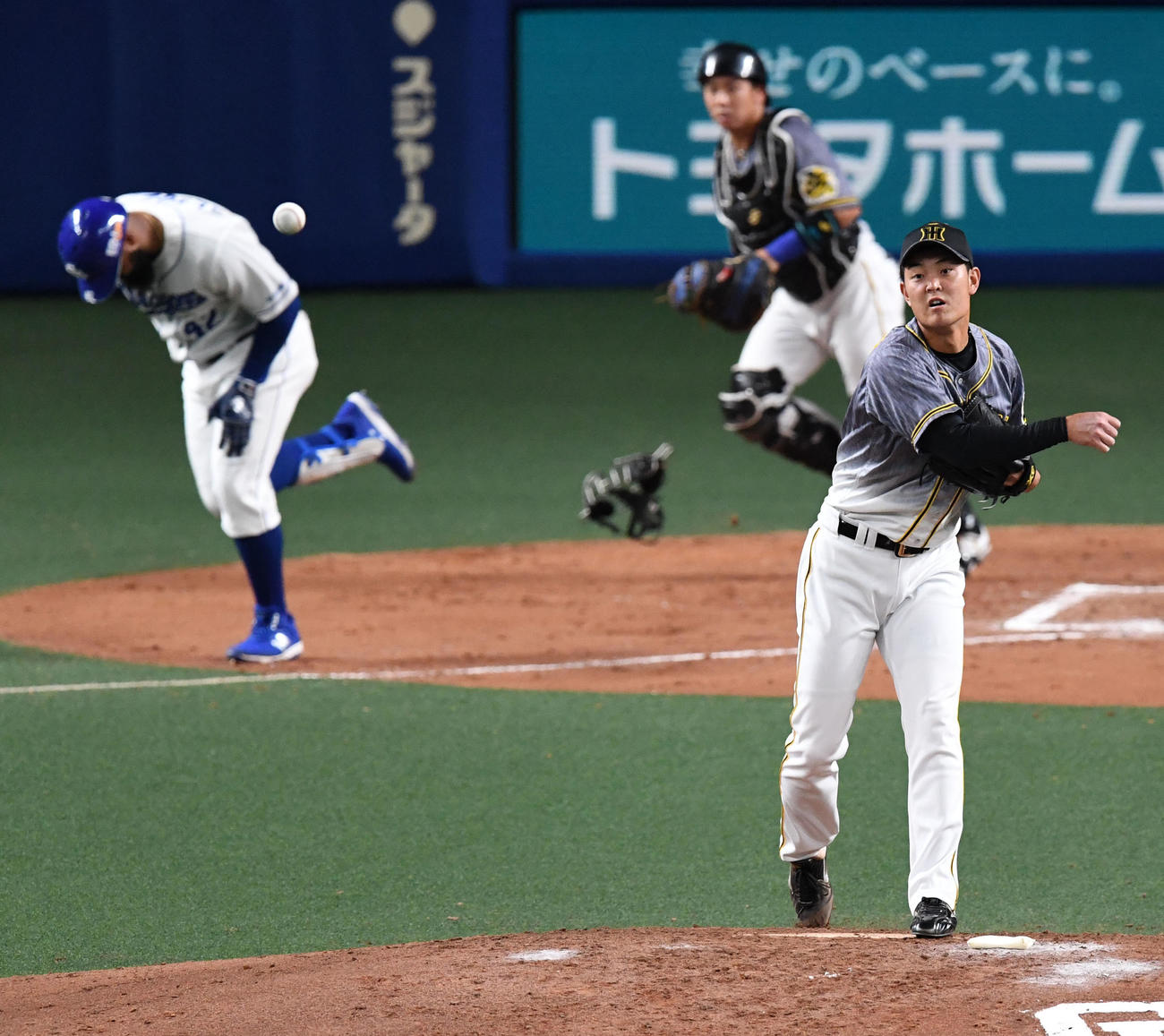 中日対阪神　7回裏中日無死一塁、アルモンテの打球を捕球した望月は二塁へ悪送球（撮影・前岡正明）