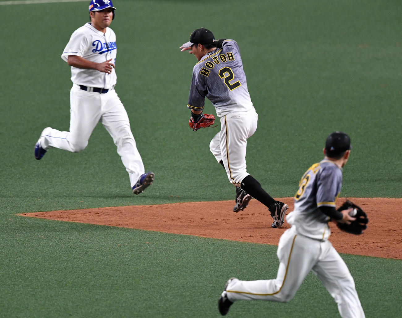 7回裏中日無死一塁、アルモンテの打球を捕球した望月は二塁へ悪送球（撮影・前岡正明）