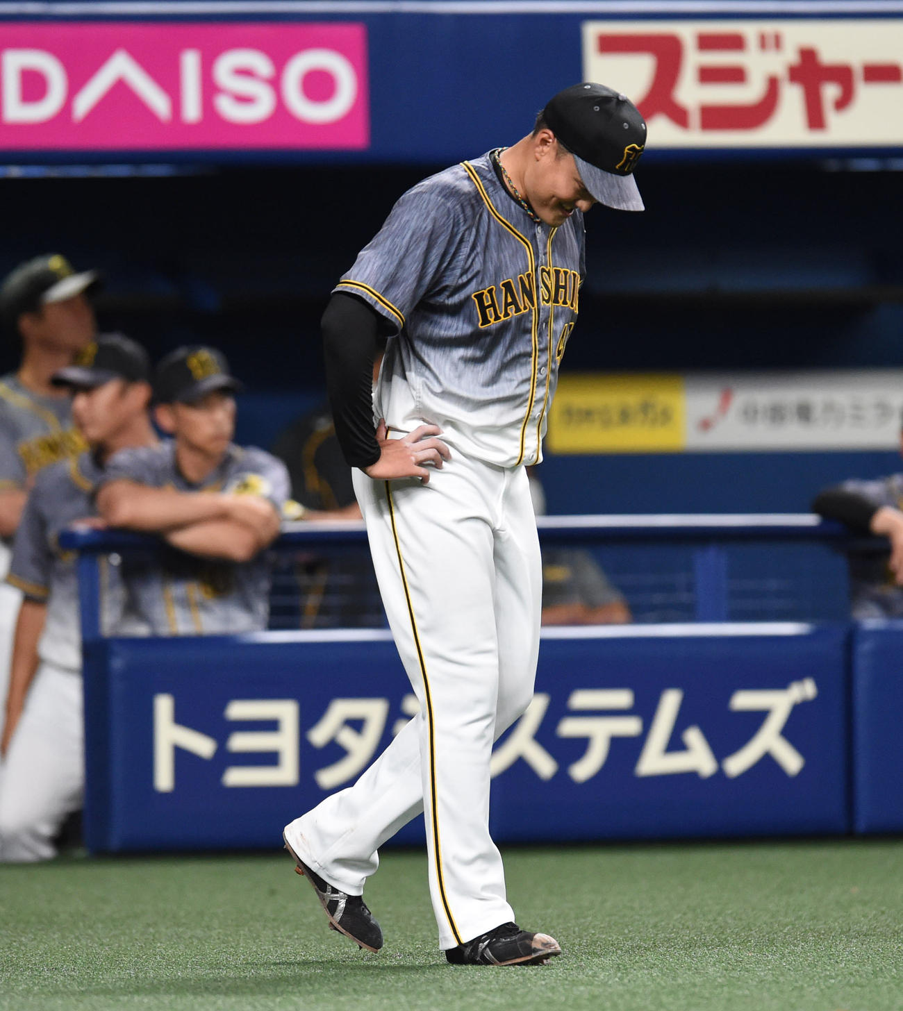プロ野球　中日対阪神　5回裏中日1死満塁、ダヤン・ビシエドに2点適時打を打たれガックリの秋山拓巳（撮影・森本幸一）