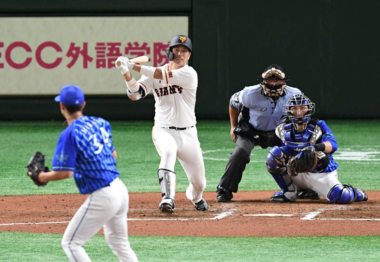巨人対DeNA　6回裏巨人2死、大城は右前打を放つ。投手平田（撮影・山崎安昭）