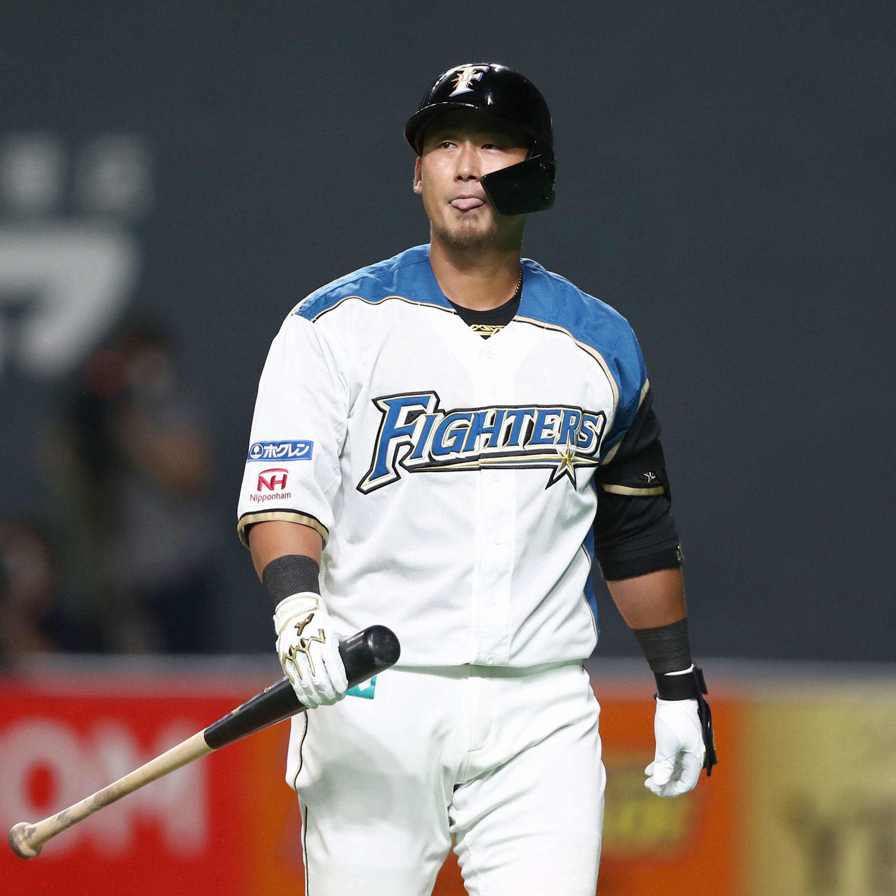 日本ハム対ソフトバンク　1回裏日本ハム2死一塁、三振に終わる中田（撮影・黒川智章）
