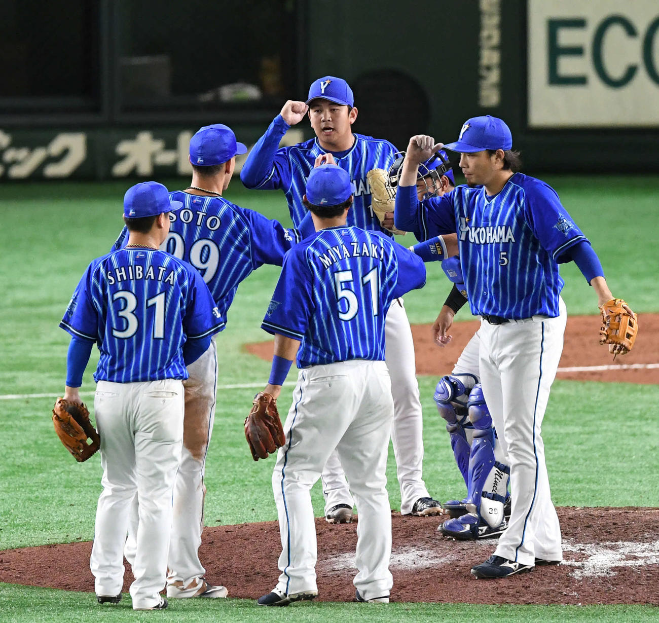 巨人対DeNA　3セーブ目をマークしたDeNA山崎（中央）はチームメートと逆転勝ちを喜ぶ（撮影・山崎安昭）