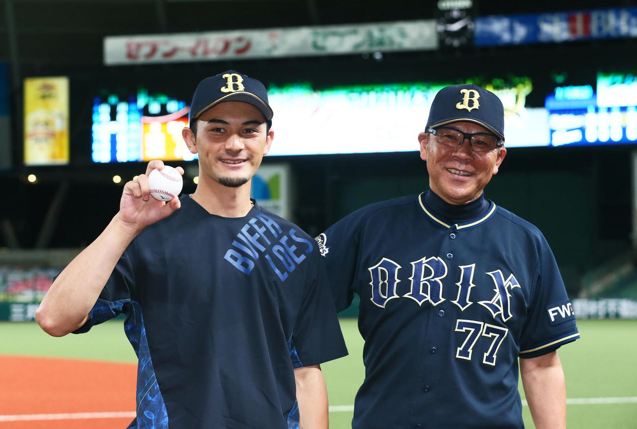 西武対オリックス　オリックス鈴木（左）はプロ初勝利球を手に笑顔を見せる。右は西村監督（撮影・足立雅史）