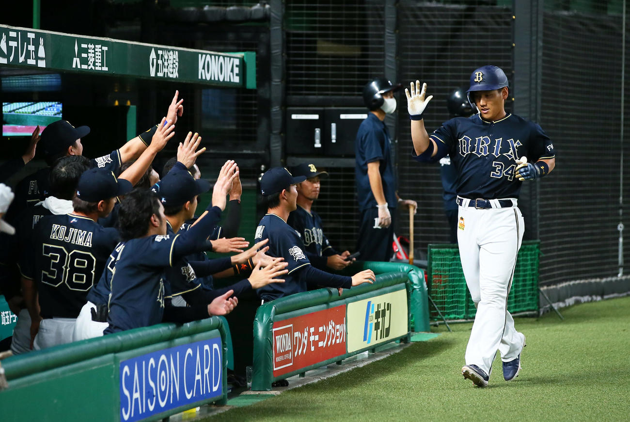 西武対オリックス　6回表オリックス無死一塁、吉田正は右越え2点本塁打を放ちエアタッチで迎えられる（撮影・足立雅史）
