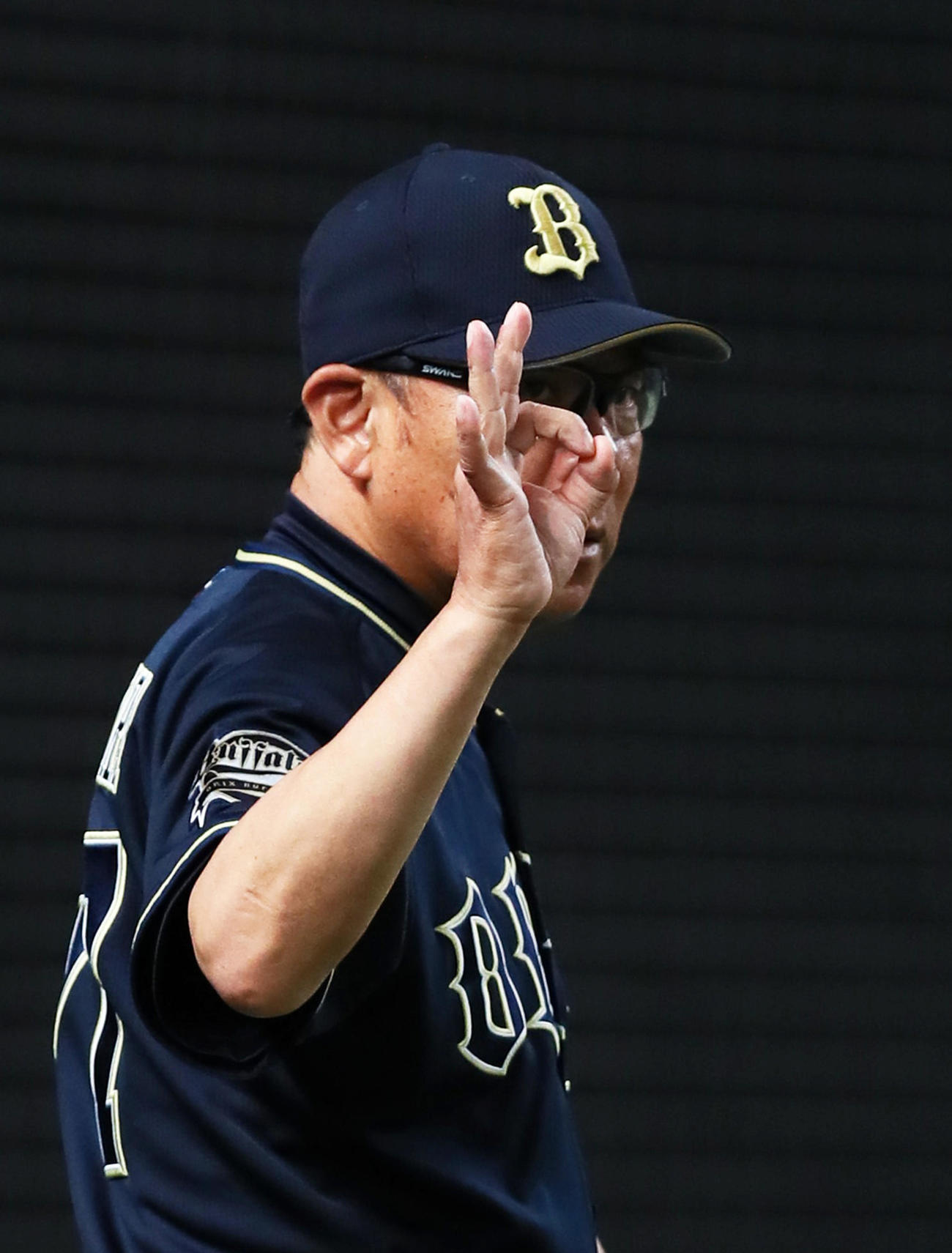 西武対オリックス　投手交代を告げるためベンチを出たオリックス西村監督は指で丸印を作る（撮影・足立雅史）
