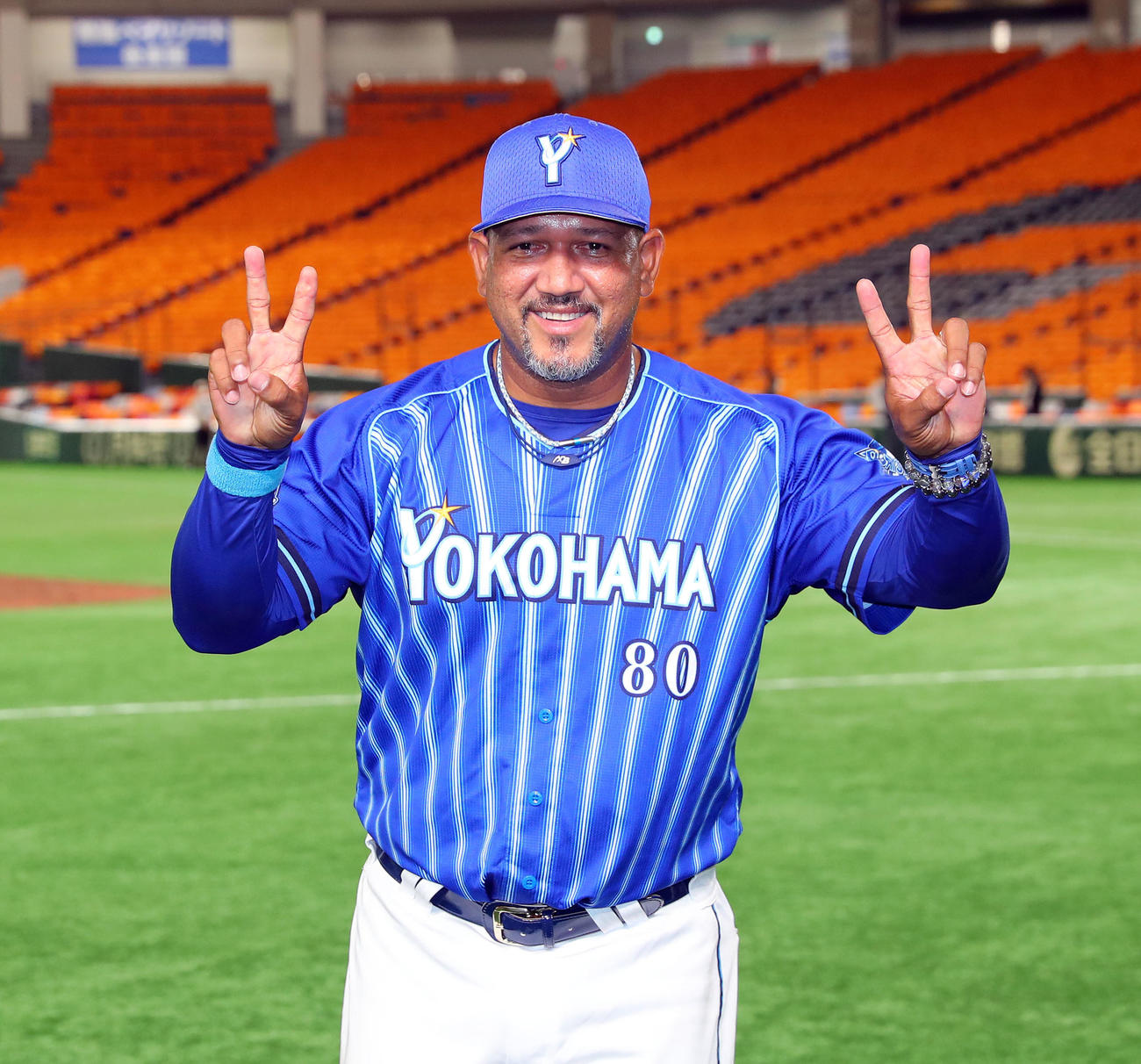 巨人対DeNA　勝利してビクトリーポーズをするDeNAラミレス監督（撮影・大野祥一）