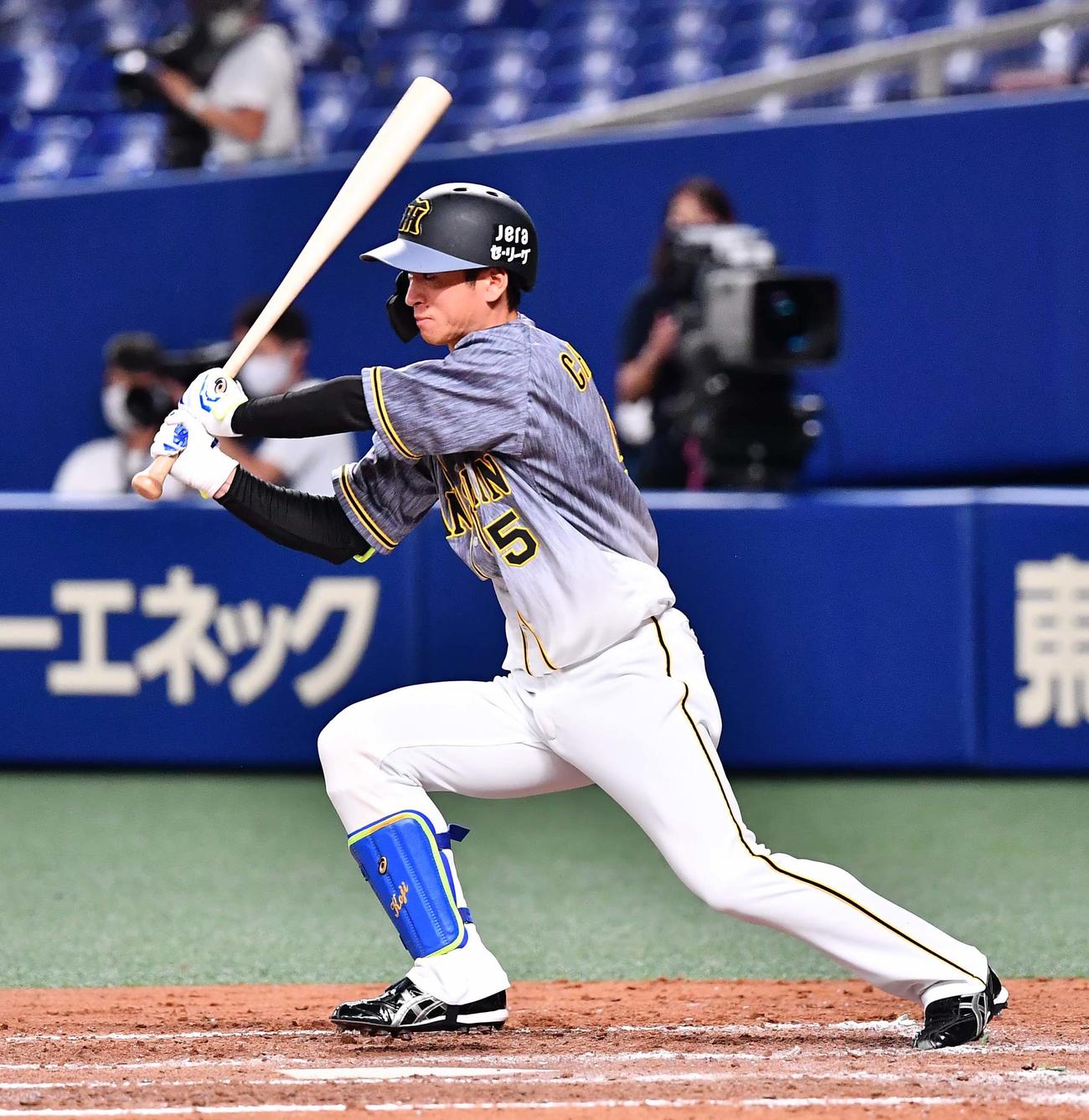 中日対阪神　5回表阪神2死、中前安打を放つ近本光司（撮影・上田博志）