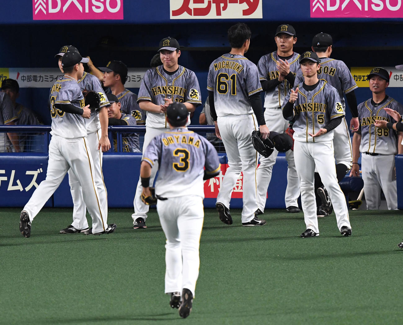 中日対阪神　7回終了でベンチに戻る大山（背中）を迎える近本（右）（撮影・前岡正明）