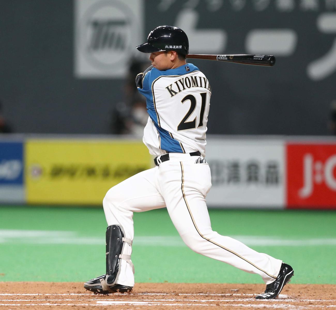 日本ハム対ソフトバンク　2回裏日本ハム1死、右翼線に二塁打を放つ清宮（撮影・黒川智章）