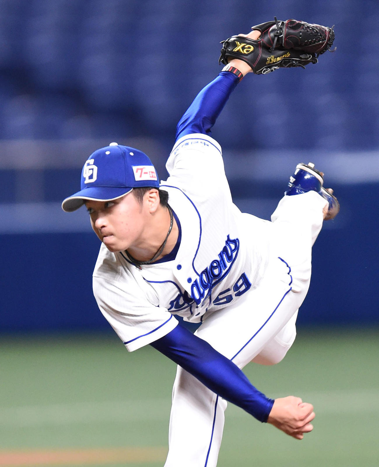 中日対阪神　1回表、登板する中日先発の山本（撮影・森本幸一）