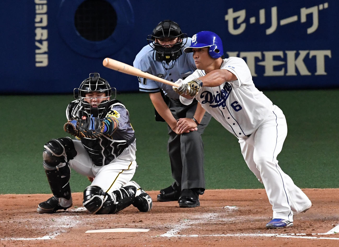 平田は中前適時打を放つ（撮影・前岡正明）