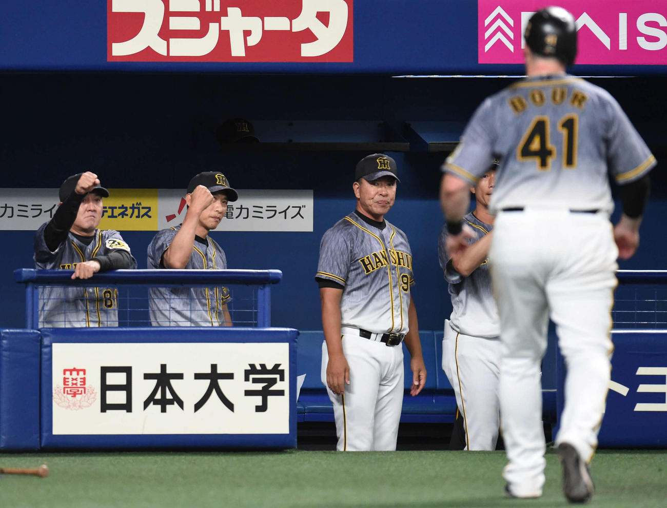プロ野球　中日対阪神　9回表阪神無死、右越え本塁打を放ったジャスティン・ボーアを迎える矢野燿大監督（撮影・森本幸一）
