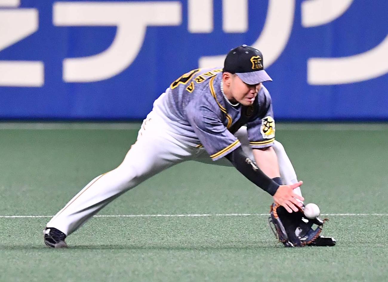 中日対阪神　5回裏中日1死一、三塁、高橋周平のゴロを後逸する糸原（撮影・上田博志）