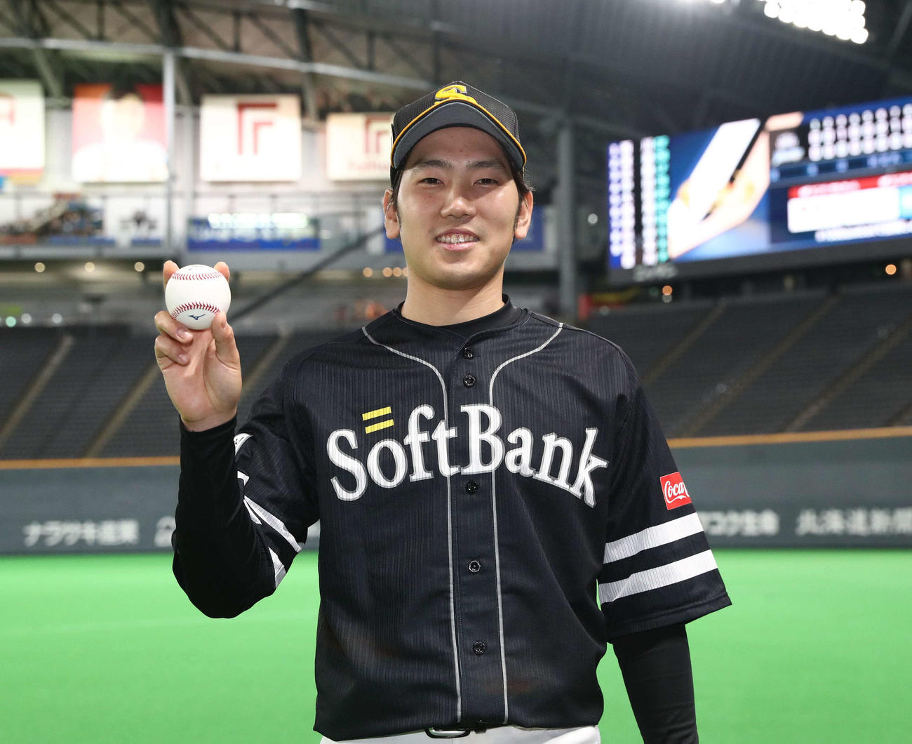 日本ハム対ソフトバンク　ウイニングボールを手に笑顔の石川（撮影・黒川智章）