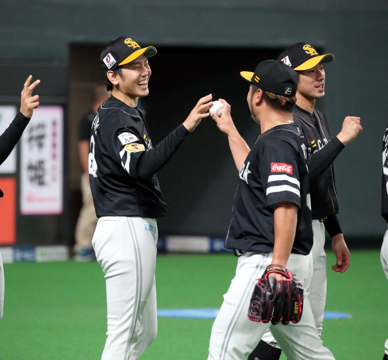 日本ハム対ソフトバンク　試合後、森からウイニングボールを笑顔で受け取る石川（撮影・黒川智章）