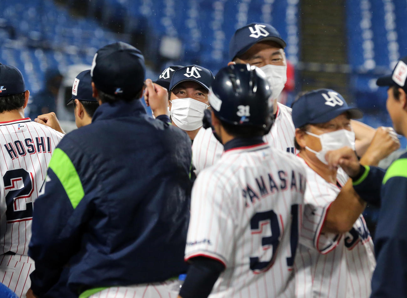 ヤクルト対広島　1点差で逃げ切り勝利し、ナインと笑顔でグータッチするヤクルト高津監督（中央）（撮影・浅見桂子）