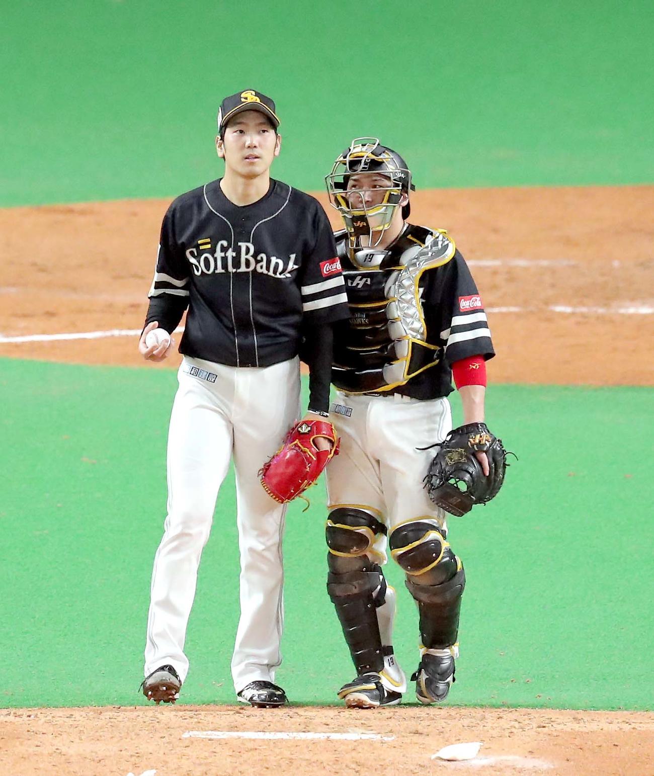 日本ハム対ソフトバンク　マウンド上で会話するソフトバンク石川と甲斐（右）（撮影・佐藤翔太）