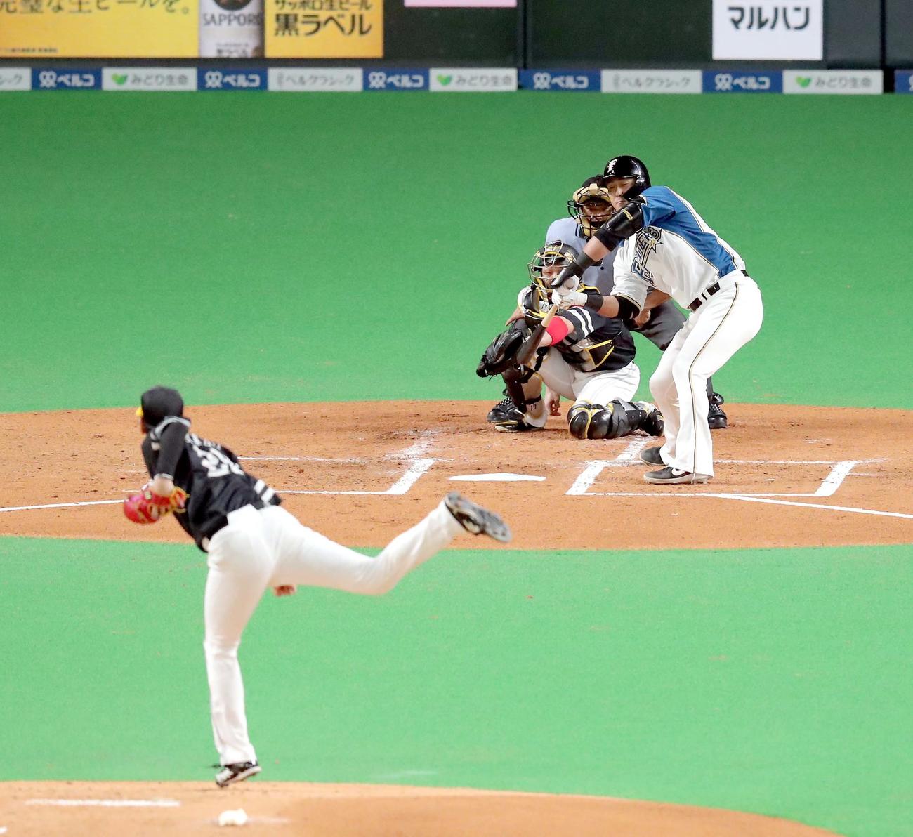 日本ハム対ソフトバンク　1回裏日本ハム2死一塁、中田は見逃し三振に終わる。投手はソフトバンク石川（撮影・佐藤翔太）