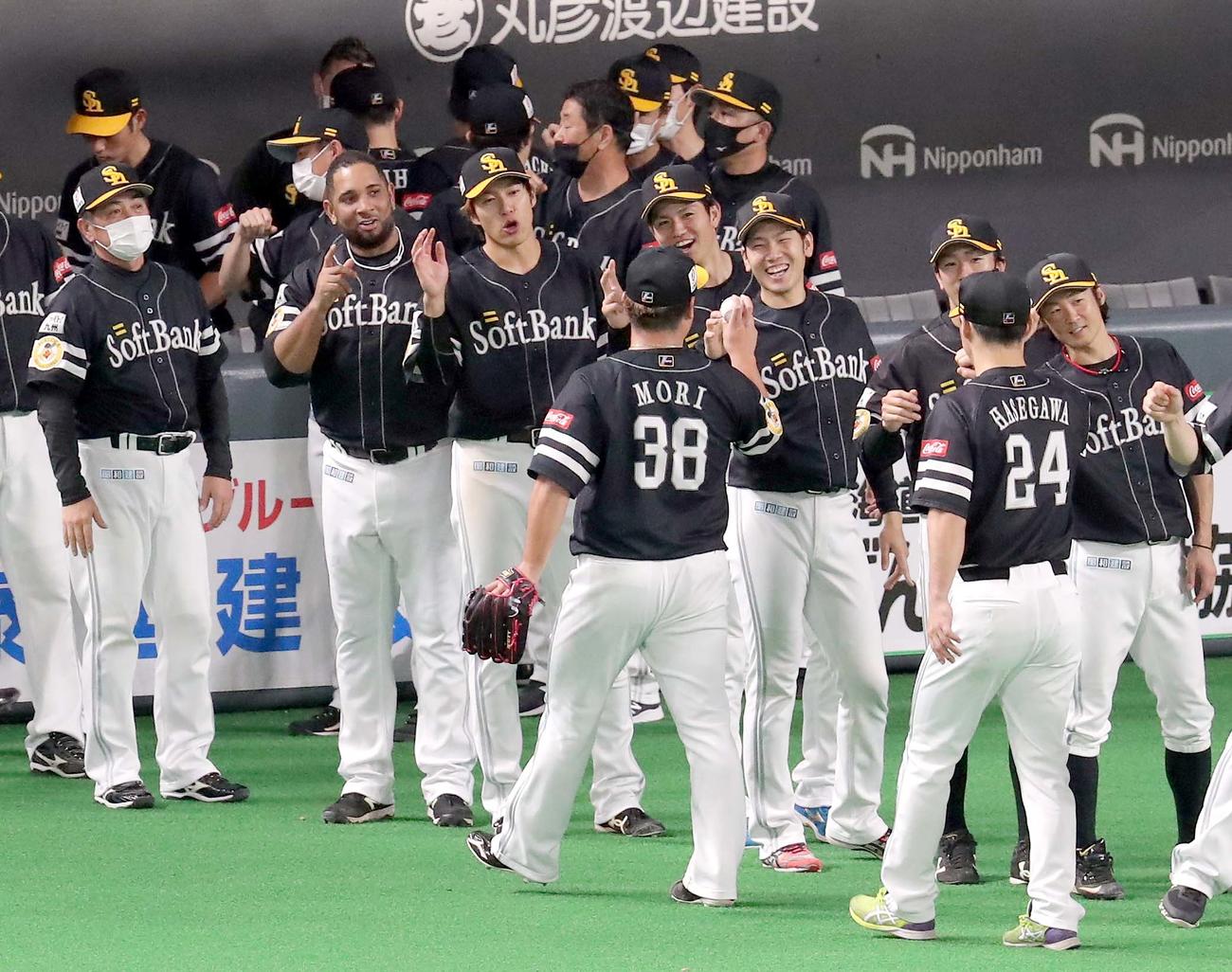 日本ハム対ソフトバンク　試合終了後、ソフトバンク森から今季初勝利ウイニングボールを受け取る石川（右から4人目）（撮影・佐藤翔太）