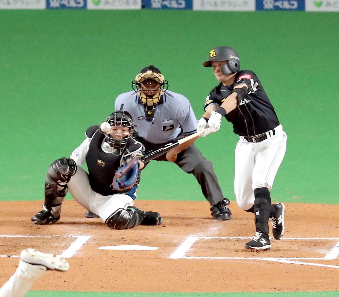 日本ハム対ソフトバンク　6回表ソフトバンク1死二塁、川島は中前適時打を放つ（撮影・佐藤翔太）