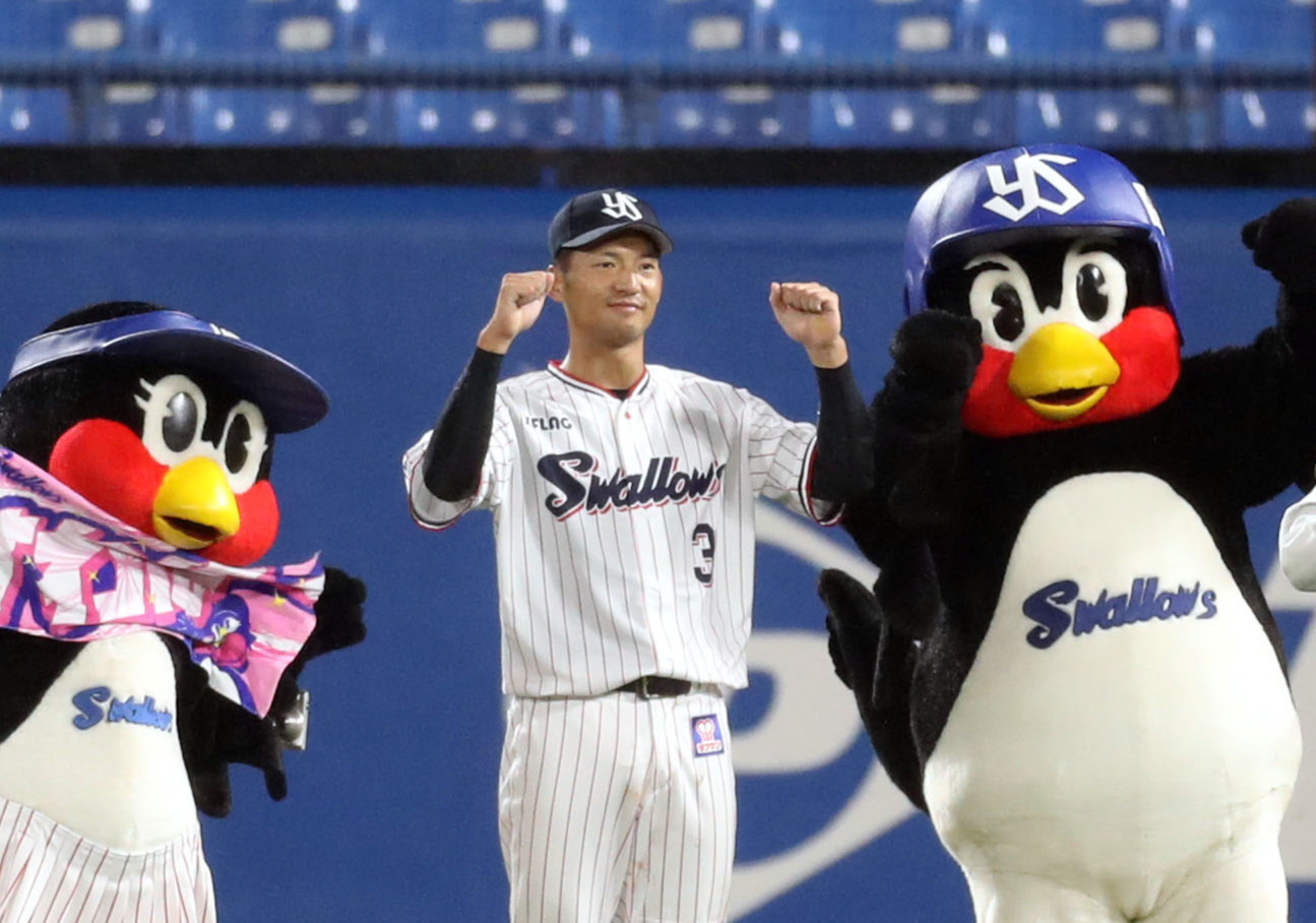 ヤクルト対広島　ヒーローインタビュー後、つばみ、つば九郎と記念撮影をする西浦（中央）（撮影・狩俣裕三）