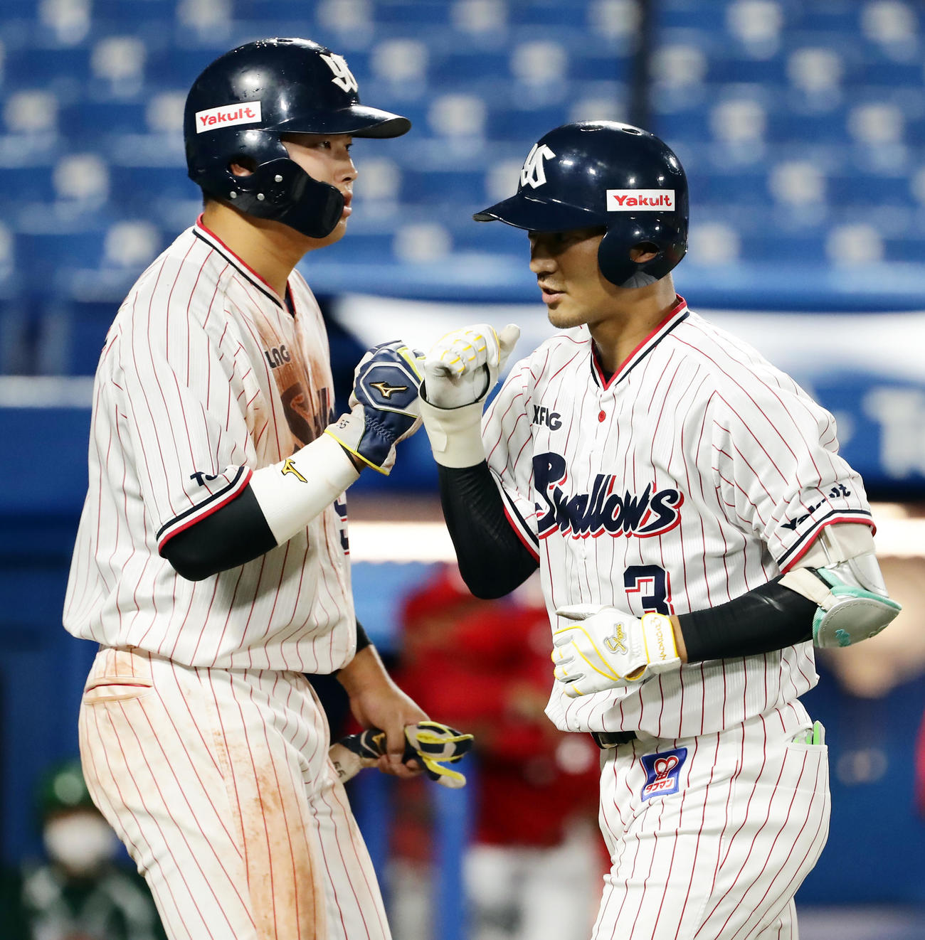 ヤクルト対広島　4回裏ヤクルト無死一塁、西浦（右）は左翼へ逆転2点本塁打を放ち、村上とグータッチ（撮影・浅見桂子）
