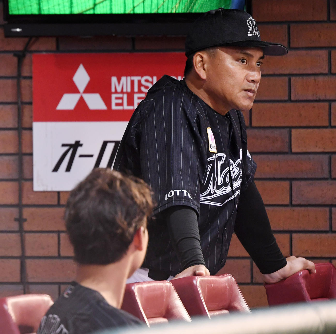 楽天対ロッテ　厳しい表情でグラウンドを見つめるロッテ井口監督（撮影・横山健太）