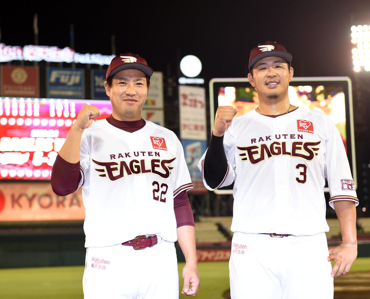楽天対ロッテ　笑顔でガッツポーズする楽天牧田（左）と浅村（撮影・横山健太）