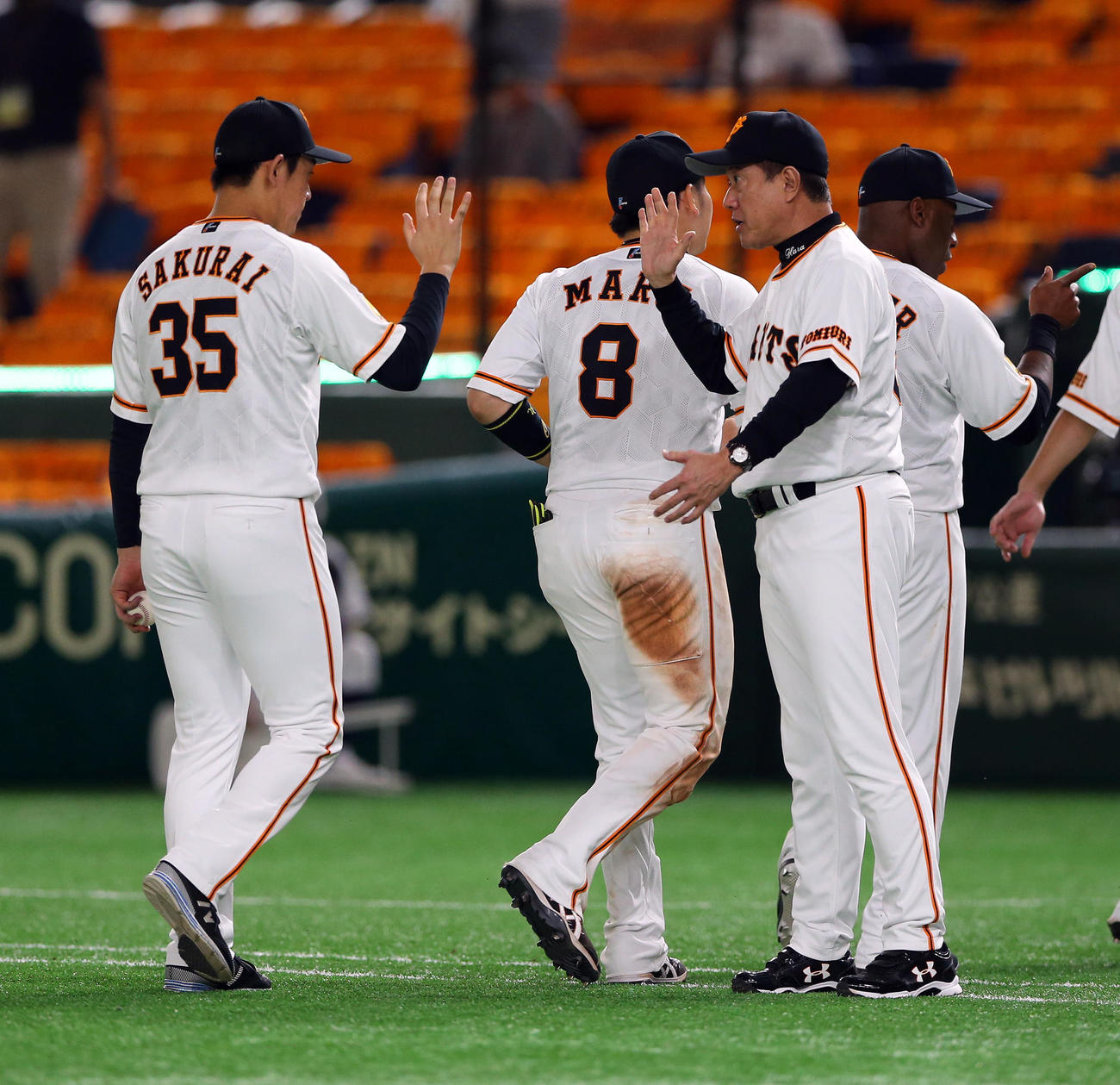 巨人対DeNA　勝利し、巨人桜井（左）エアハイタッチする原監督（左から3人目）（撮影・大野祥一）