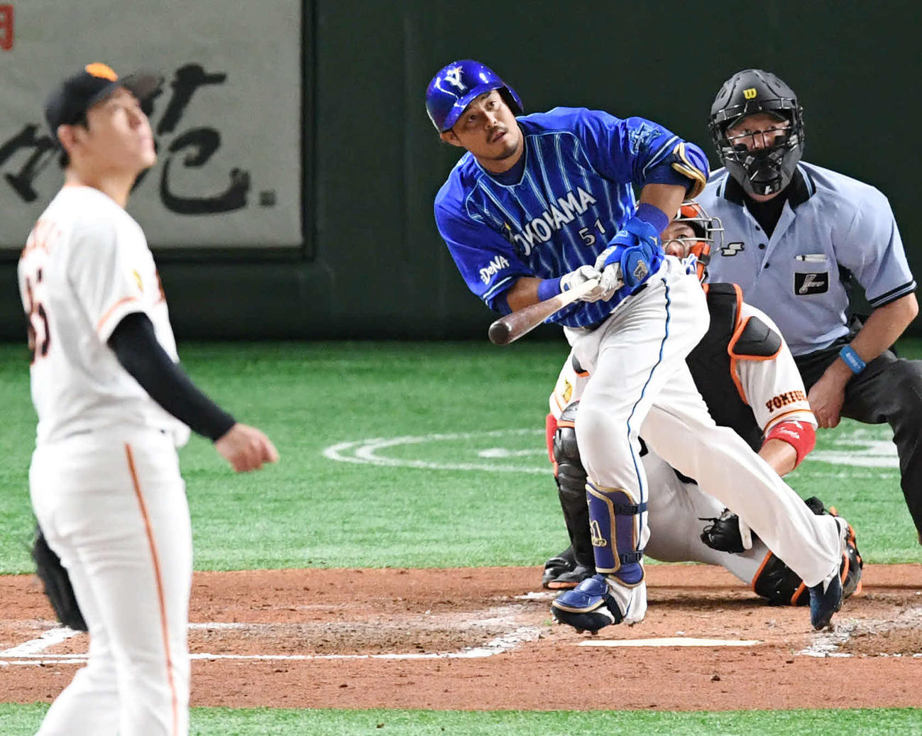 巨人対DeNA　5回表DeNA無死、左越えソロ本塁打を放つ宮崎。投手桜井（撮影・山崎安昭）