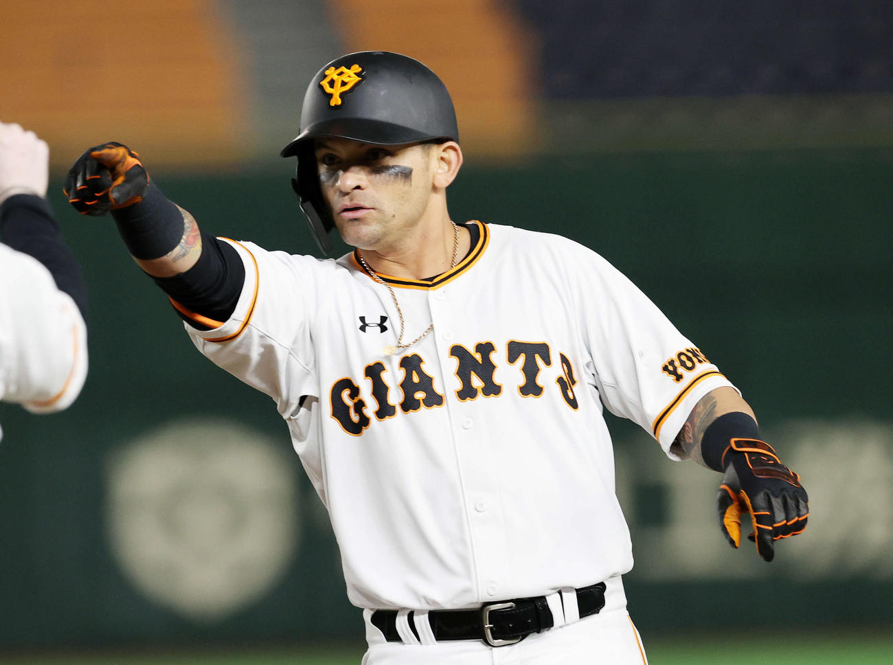 巨人対DeNA　8回裏巨人2死一、二塁、パーラは右前適時打を放ちガッツポーズ（撮影・鈴木正人）