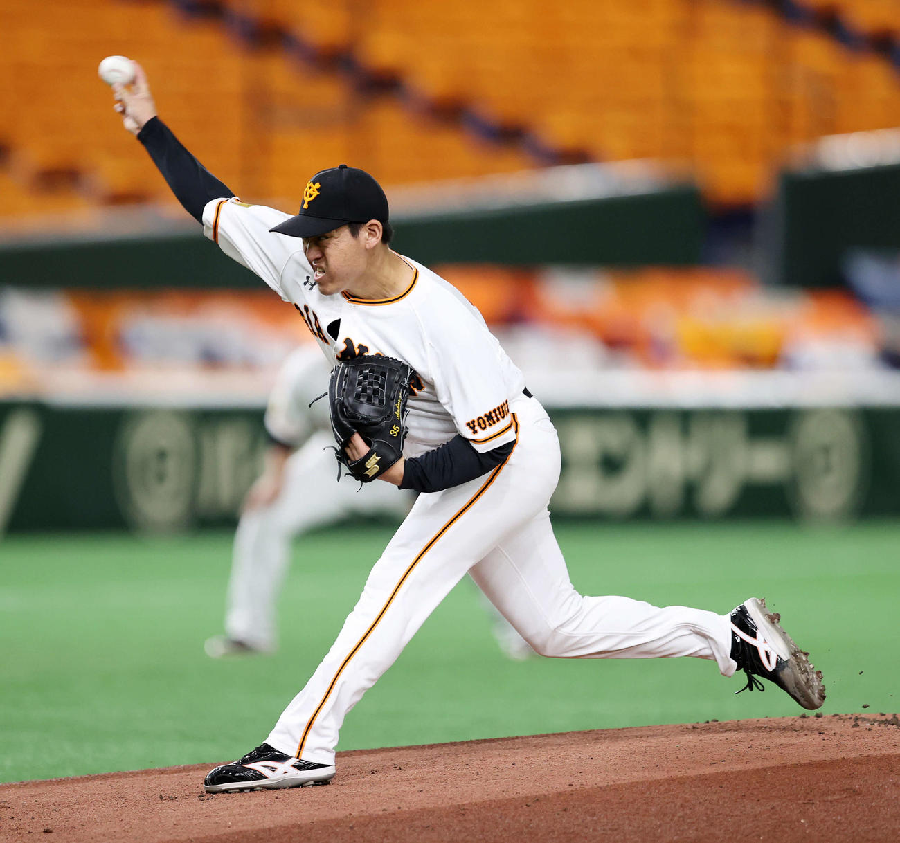 巨人対DeNA　先発し力投する巨人桜井（撮影・鈴木正人）