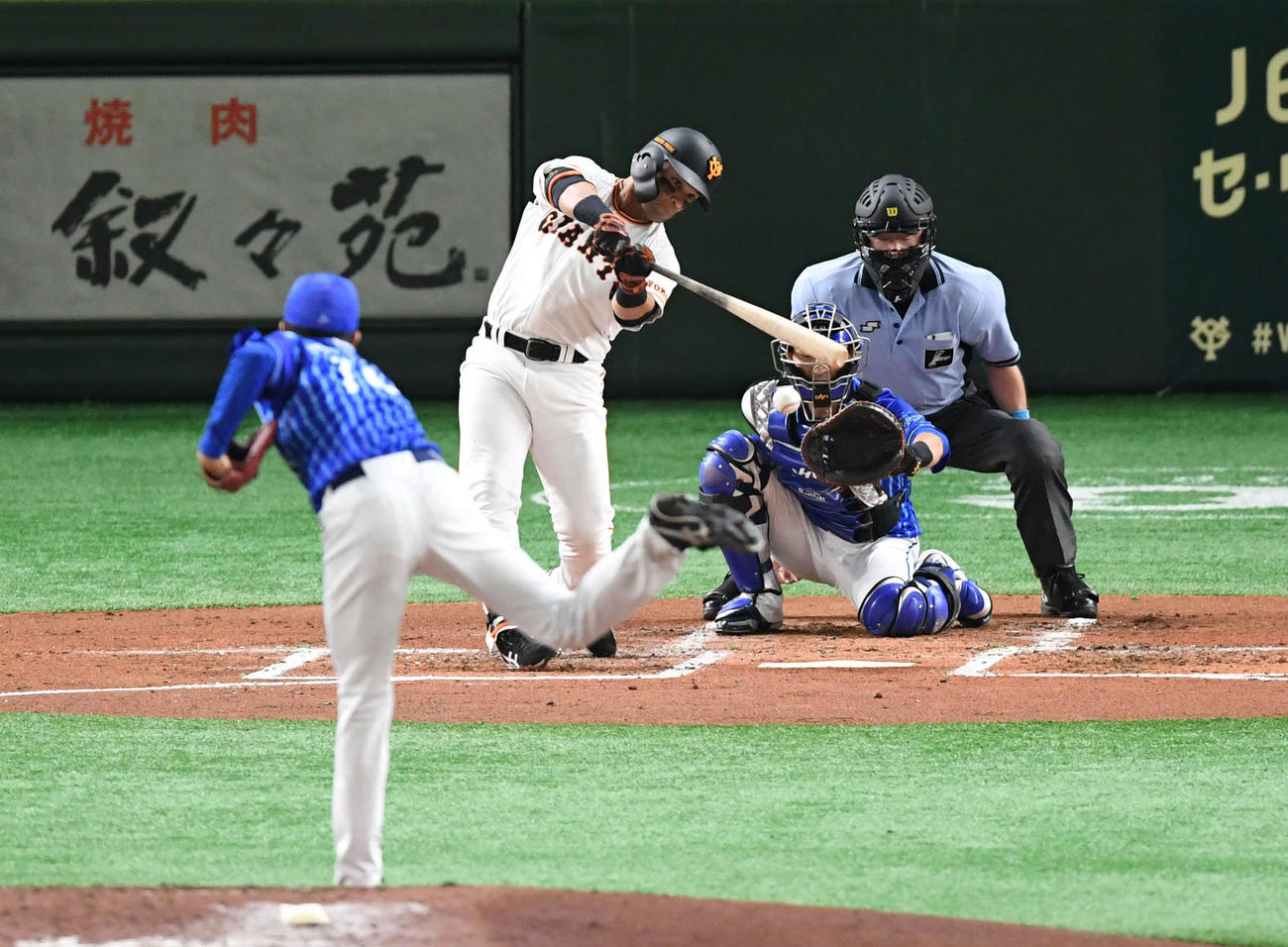 巨人対DeNA　2回裏巨人2死、パーラは中前打を放つ。投手大貫（撮影・山崎安昭）
