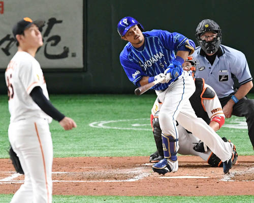 巨人対DeNA　5回表DeNA無死、左越えソロ本塁打を放つ宮崎。投手桜井（撮影・山崎安昭）