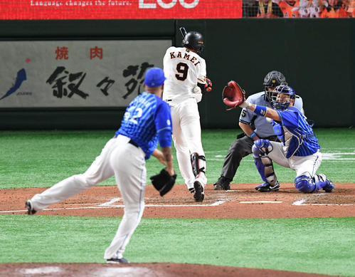 巨人対DeNA　6回裏巨人無死、亀井は死球を食らう。投手エスコバー（撮影・山崎安昭）