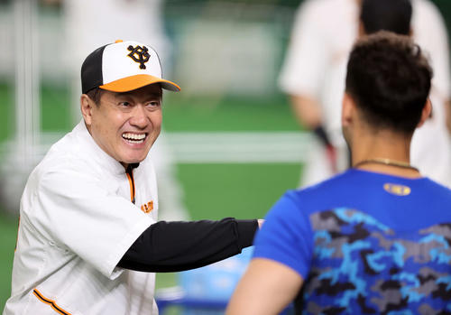 巨人対DeNA　練習中、DeNAソト（右）と笑顔で話す巨人原監督（撮影・鈴木正人）