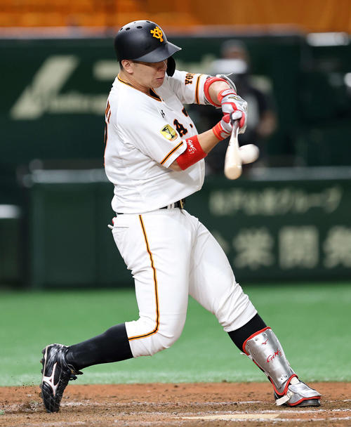 巨人対DeNA　8回裏巨人2死一、三塁、炭谷は中前適時打を放つ（撮影・鈴木正人）