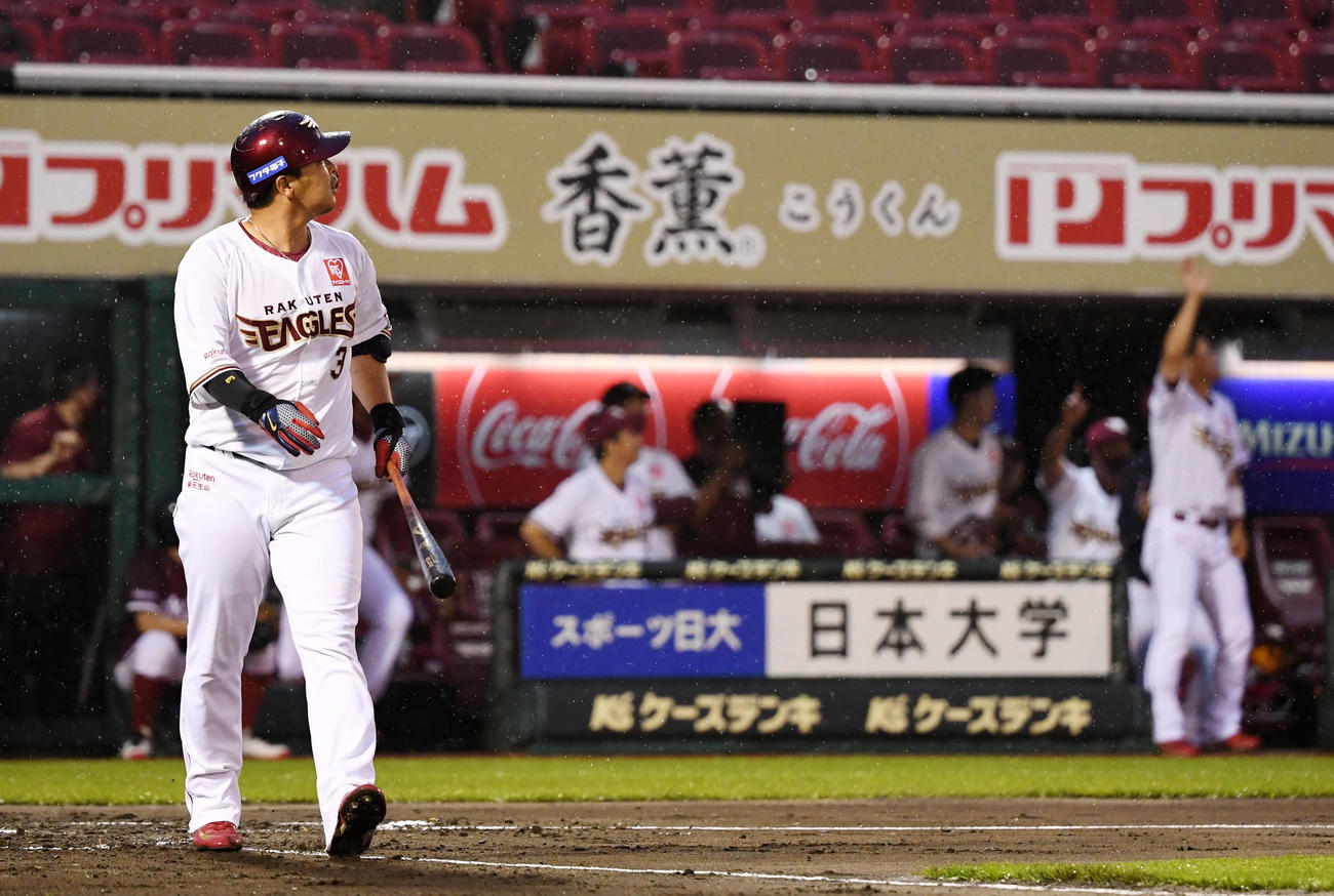 楽天対ロッテ　1回裏楽天1死一、二塁、左越え3点本塁打を放ち歩いて一塁へ向かう浅村（撮影・横山健太）