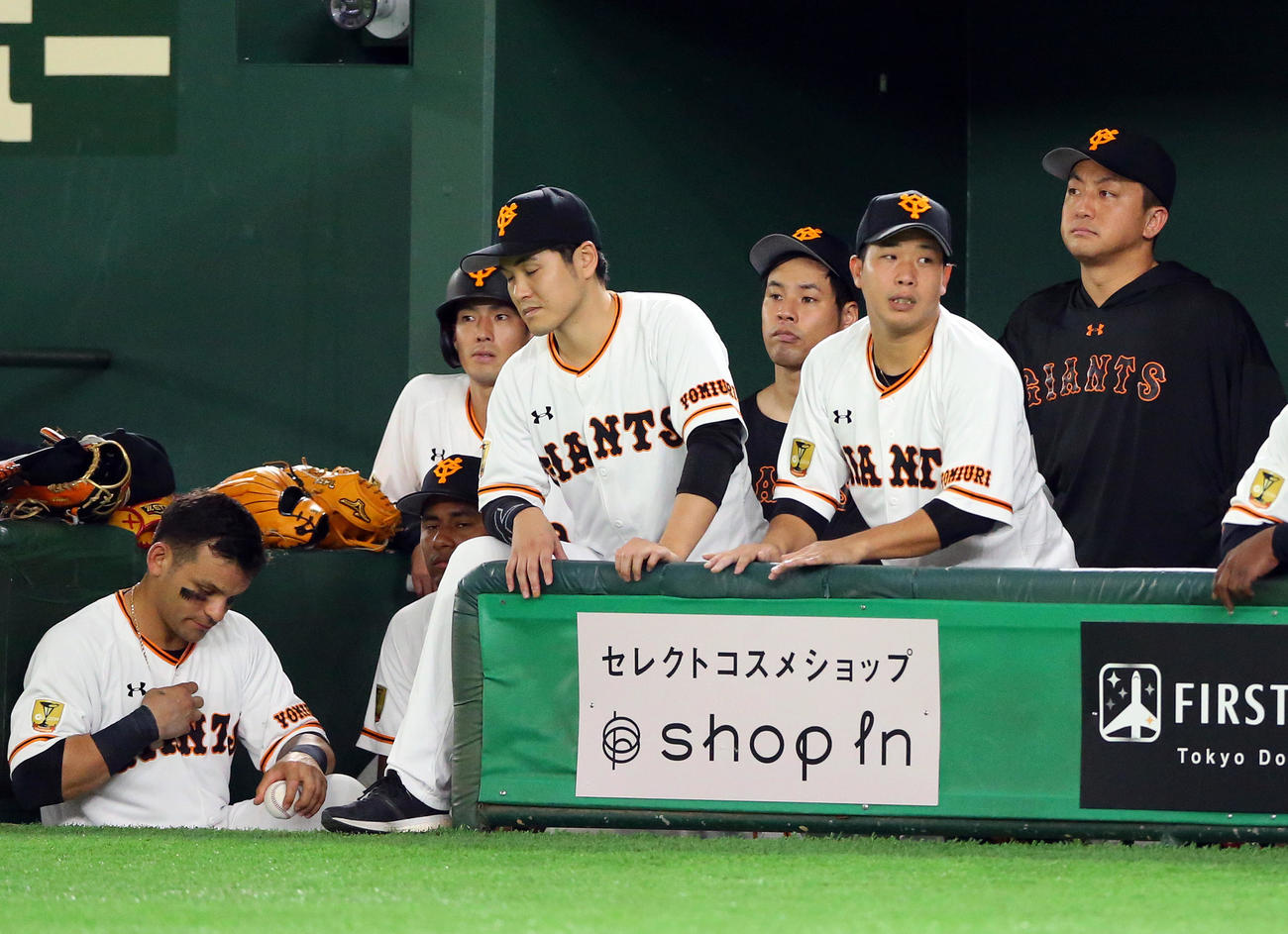 巨人対DeNA　敗戦に肩を落とす巨人沢村（右）とメルセデス（左端）（撮影・大野祥一）