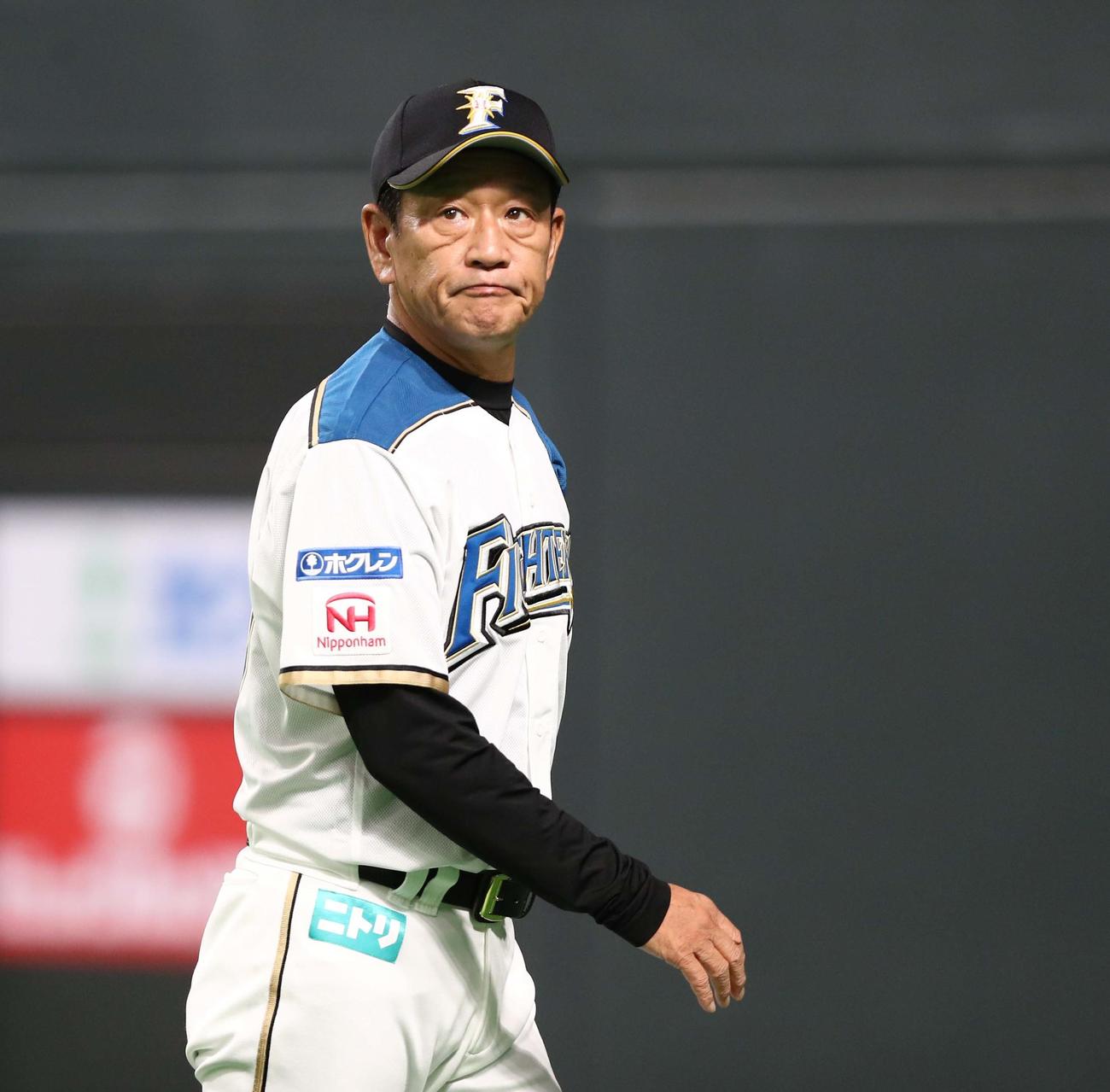 日本ハム対ソフトバンク　渋い表情で選手交代を告げる栗山監督（撮影・黒川智章）