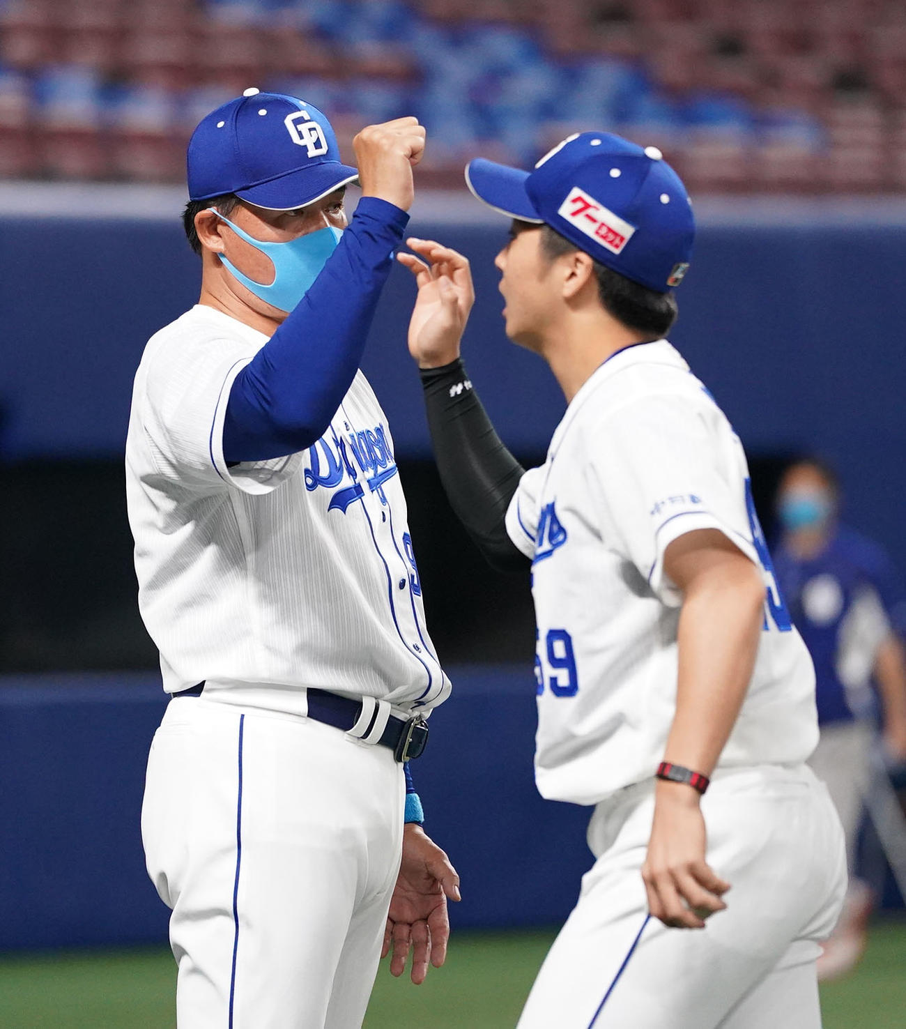 中日対阪神　山本拓実を迎える与田剛監督（撮影・森本幸一）