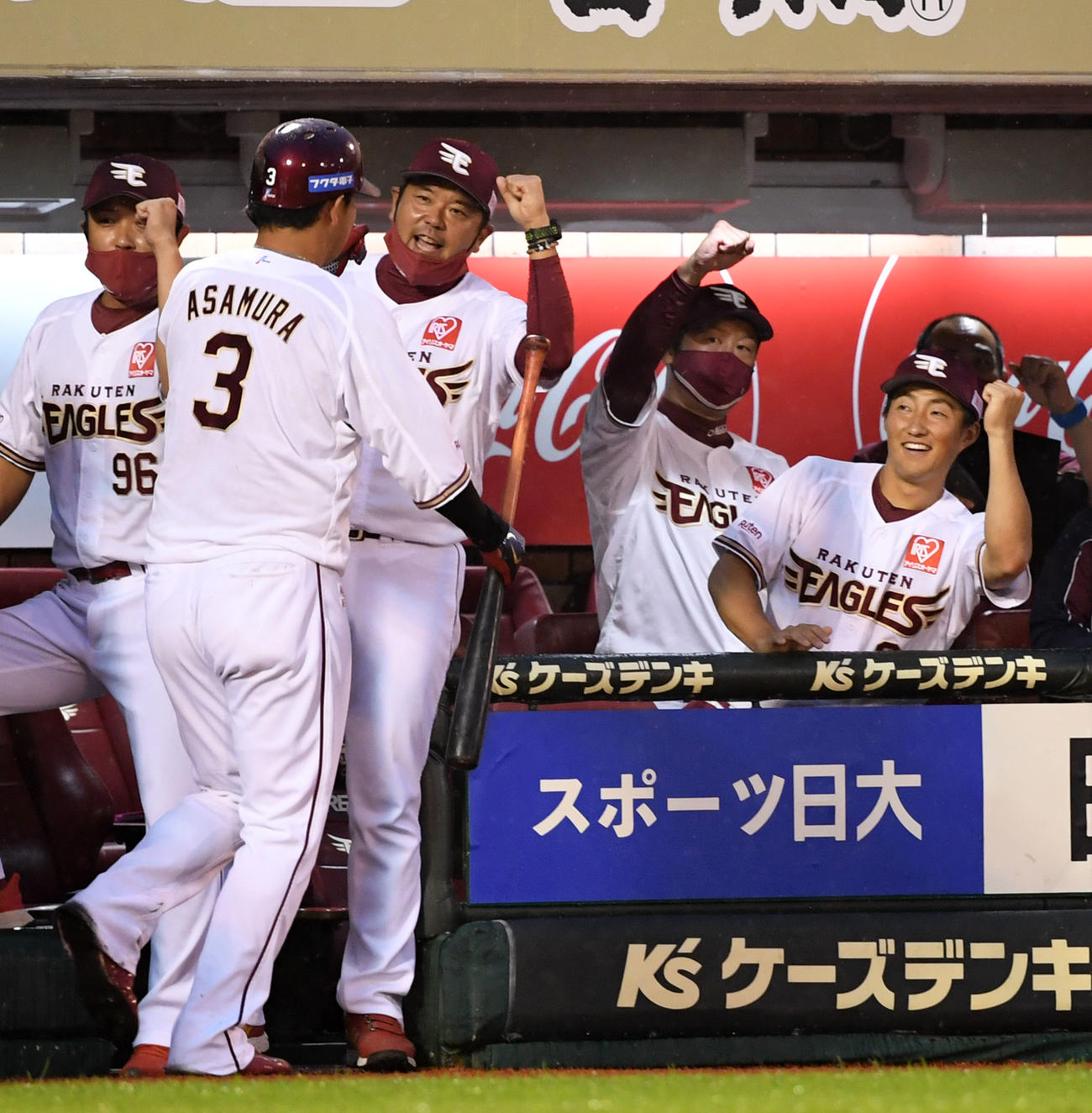 楽天対ロッテ　1回裏楽天1死一、二塁、左越え3点本塁打を放った浅村をタッチで迎える三木監督（右から2人目）（撮影・横山健太）