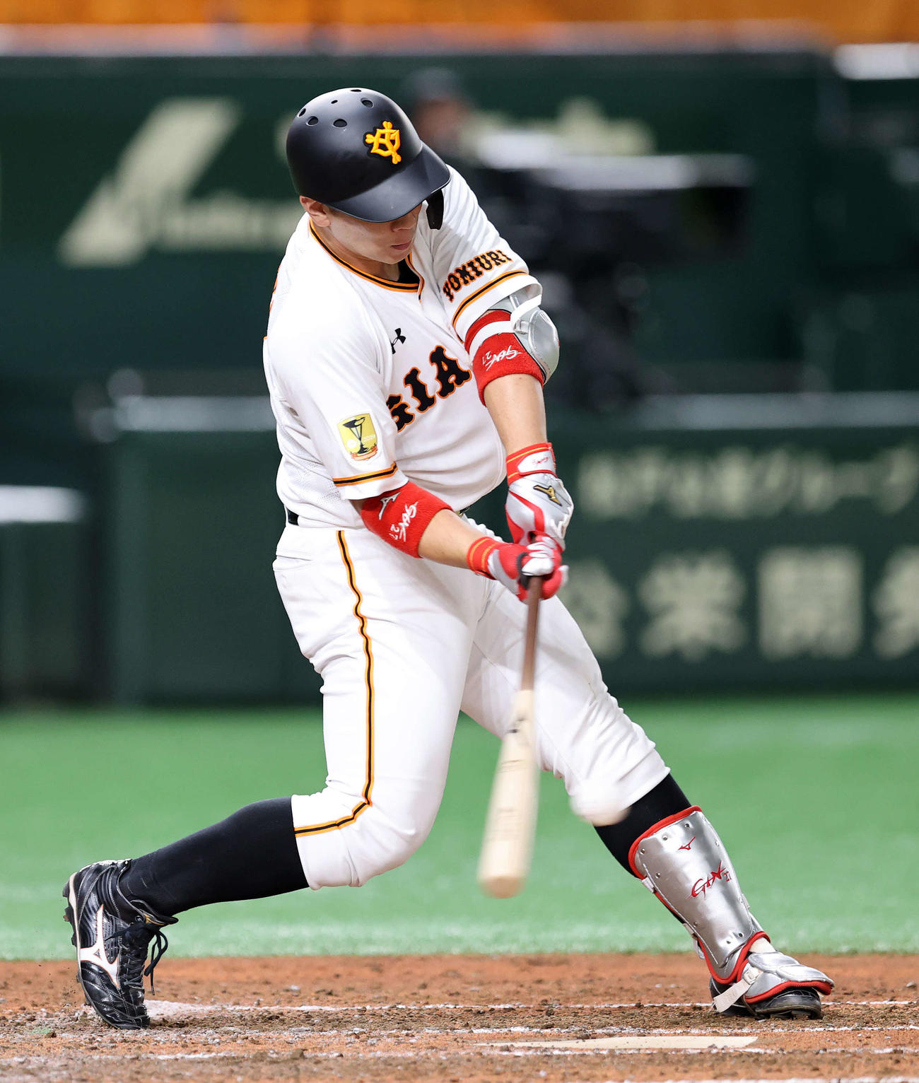 巨人対DeNA　4回裏巨人1死一、三塁、炭谷は右越え適時二塁打を放つ（撮影・鈴木正人）