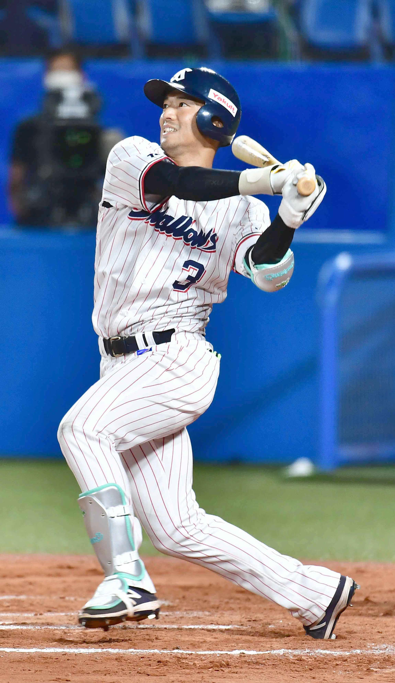 ヤクルト対広島　7回裏ヤクルト2死、西浦は左越えにこの日2本目となる同点ソロ本塁打を放つ（撮影・小沢裕）